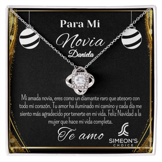 Este elegante collar presenta un colgante Love Knot adornado con diamantes brillantes para brindar un brillo lujoso y una tarjeta de joyería personalizable. Elaborado con metales preciosos, este impresionante collar es la manera perfecta de expresar su amor.